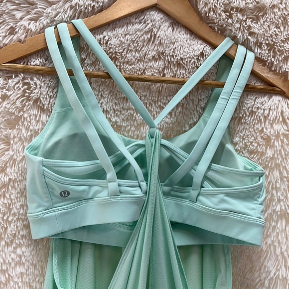 Lululemon athletica top size 10 w/ build in bra & removable cup inserts - Picture 15 of 17